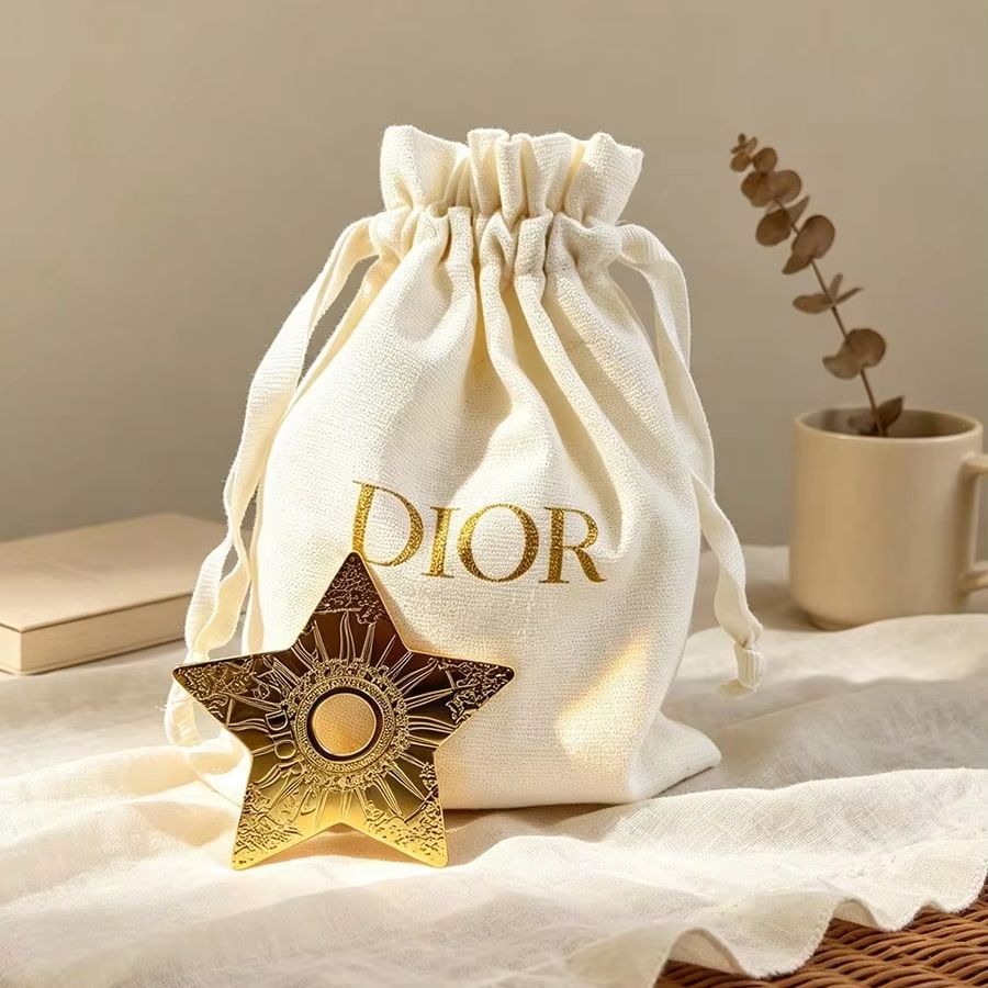 Luxury Bags Dior - Dior Off-White Canvas Kordelzugbeutel mit Sternendekor,